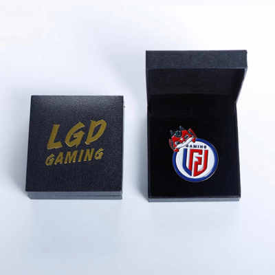 胸針-LGD GAMING官方紀念胸針，紅白藍三色徽章，電競迷必備珍藏品